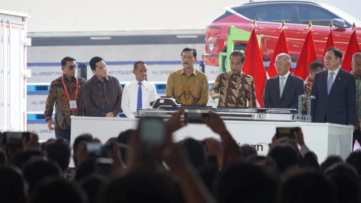 Presiden Joko Widodo (Jokowi) meresmikan ekosistem baterai dan kendaraan listrik milik PT Hyundai LG Industry (HLI) Green Power di Karawang New Industry City (KNIC), Jawa Barat, pada Rabu (3/7).