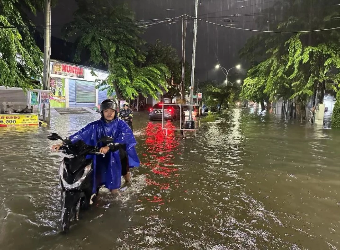 Semarang Dilanda Banjir Besar, Lalu Lintas Lumpuh Total Hingga Perjalanan Kereta Api Dibatalkan