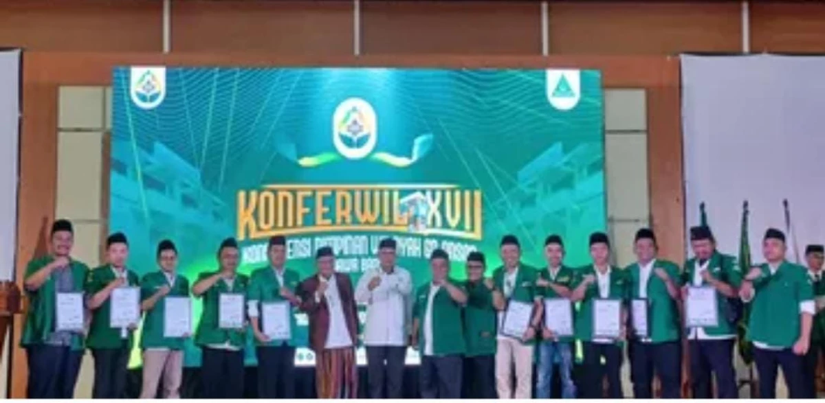 Para Ketua GP Ansor Kabupaten/Kota yang meraih penghargaan atas keberhasilan membangun Gedung Sekretariat GP Ansor, sebagai pusat pelayanan dan pengembangan organisasi.