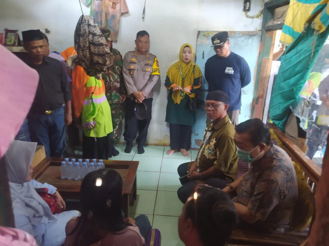 Kepala Dinkes Subang dr Maxi, Kepala Dinsos Deden Hendriana dan Kepala DP2KBP3A Nunung Suryani mengunjungi kediaman bayi penderita hidrosefalus di Desa Ciasem Girang, Jumat (7/6). (Cindy Desita/Pasundan Ekspres)