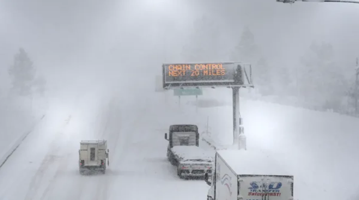 Badai Salju di California Menutup Jalan Raya dan Mengancam Longsor Salju