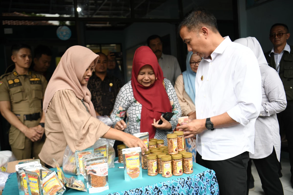Penjabat Gubernur Jawa Barat Bey Machmudin meninjau Operasi Pasar Bersubsidi (Opadi) di halaman kantor Kelurahan Jagasatru, di Kecamatan Pekalipan Kota Cirebon, Sabtu (15/6/2024).