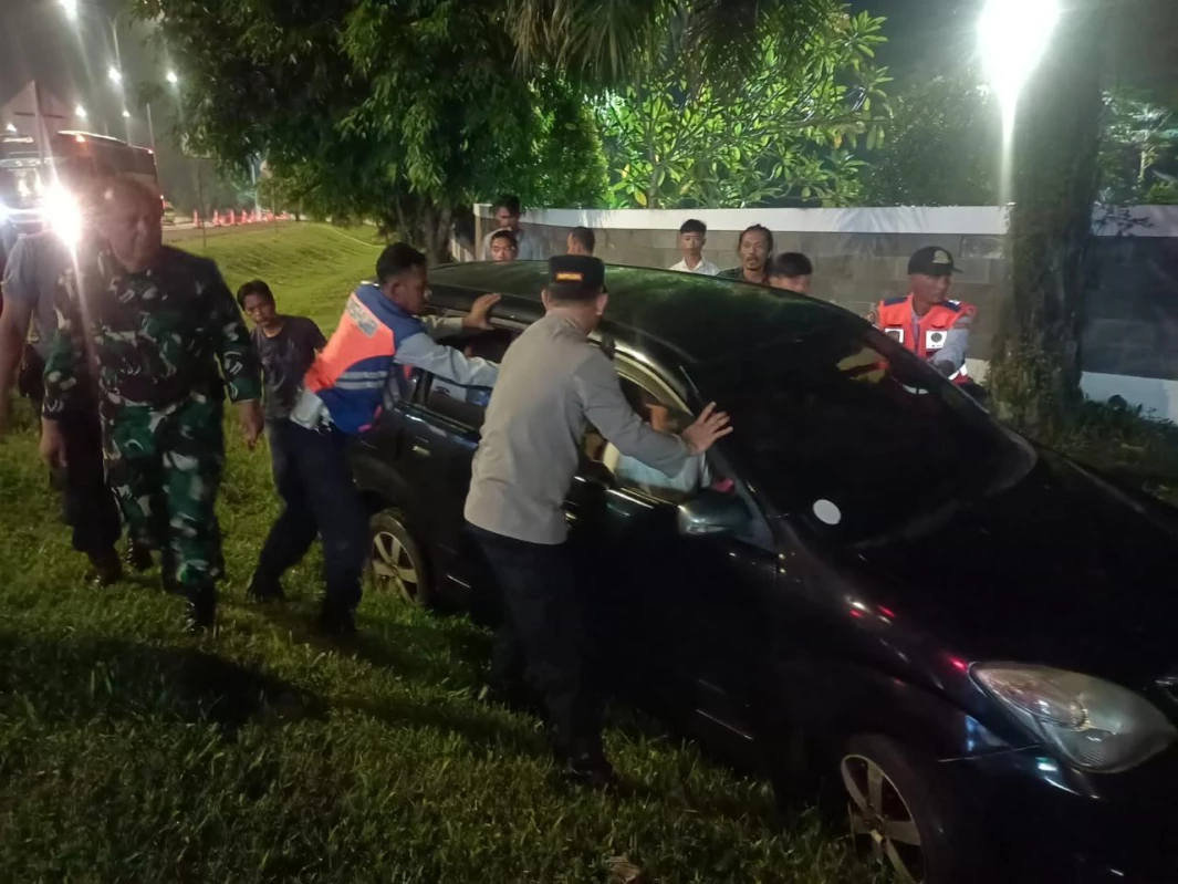 Pengemudi Mengantuk, Mobil Avanza Terperosok di Jalan Cilameri Subang