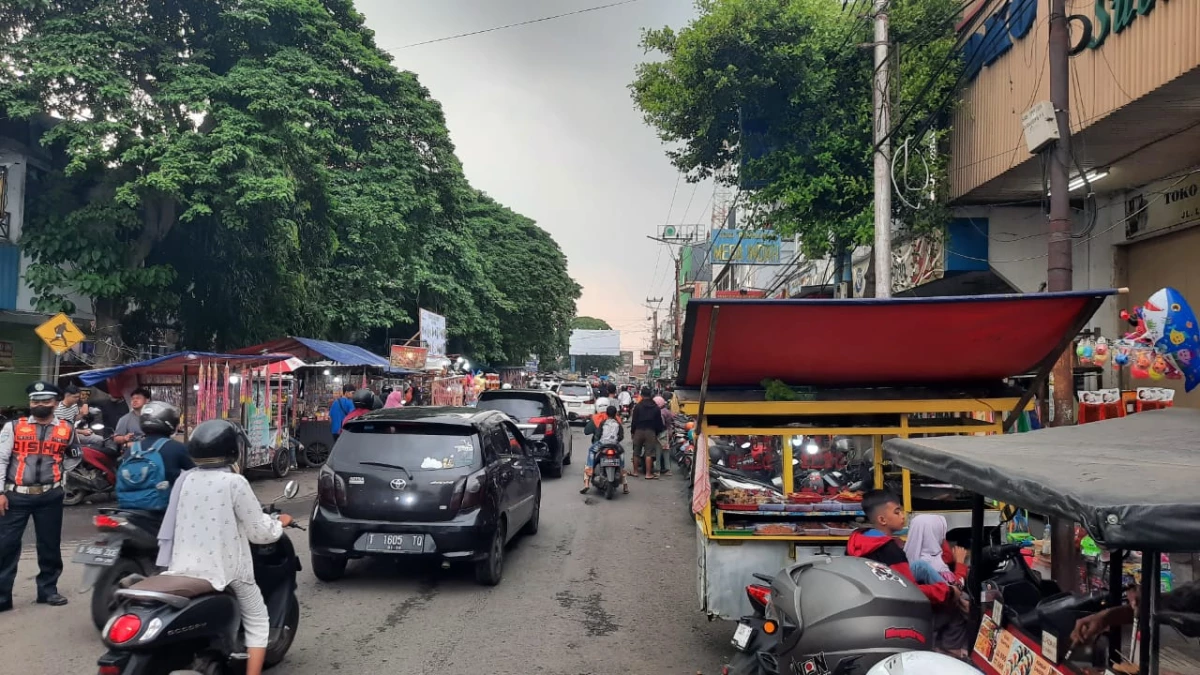 Pasar Pujasera Subang ramai dikunjungi masyarakat jelang waktu berbuka puasa, Selasa (12/3).