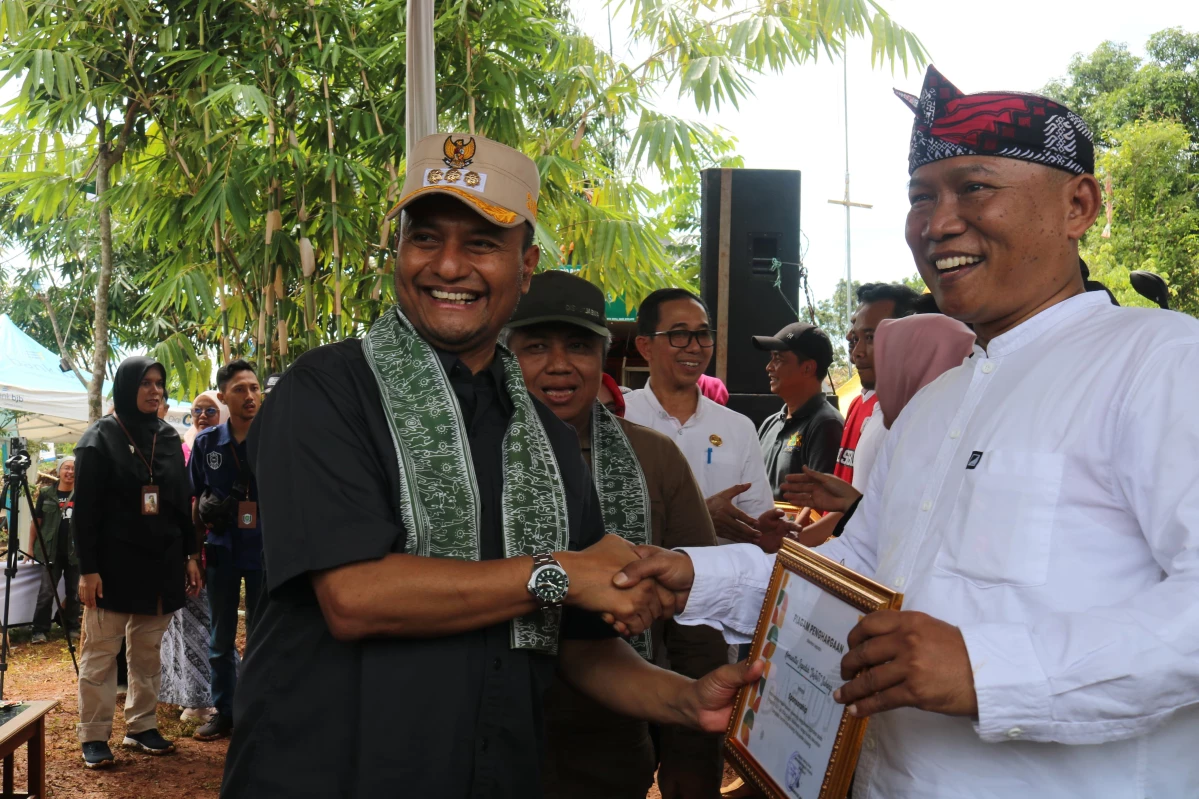Pj. Bupati Subang Dr Imran memberikan penghargaan kepada Ketua komunitas Sejati Letkol CHK (Purn) Mochamad Lukmantias Amin.