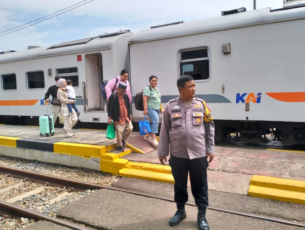 Sejumlah penumpang naik kereta api di Stasiun Pagaden Baru, Jumat (12/4). Kereta api menjadi pilihan utama masyarakat saat mudik dan balik untuk menghindari kemacetan. (Dadan Ramdan/Pasundan Ekspres)