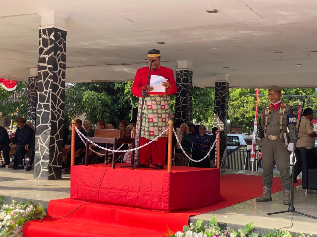 Camat Pagaden Muhamad Rudi memakai baju adat daerah Sulawesi Tenggara, saat menjadi Irup.