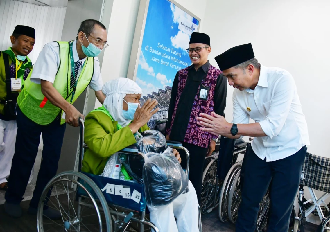 Penjabat (Pj.) Gubernur Jawa Barat Bey Machmudin menyambut kedatangan jemaah haji begitu turun dari maskapai Saudia Airlines.