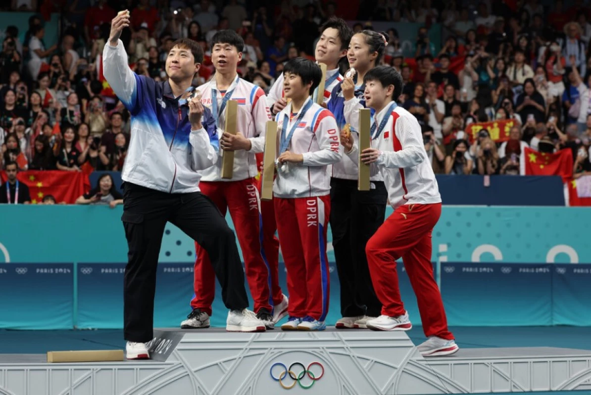 Momen Langka! Atlet Tenis Meja Korea Selatan dan Korea Utara Selfie Bareng di Podium Olimpiade Paris 2024