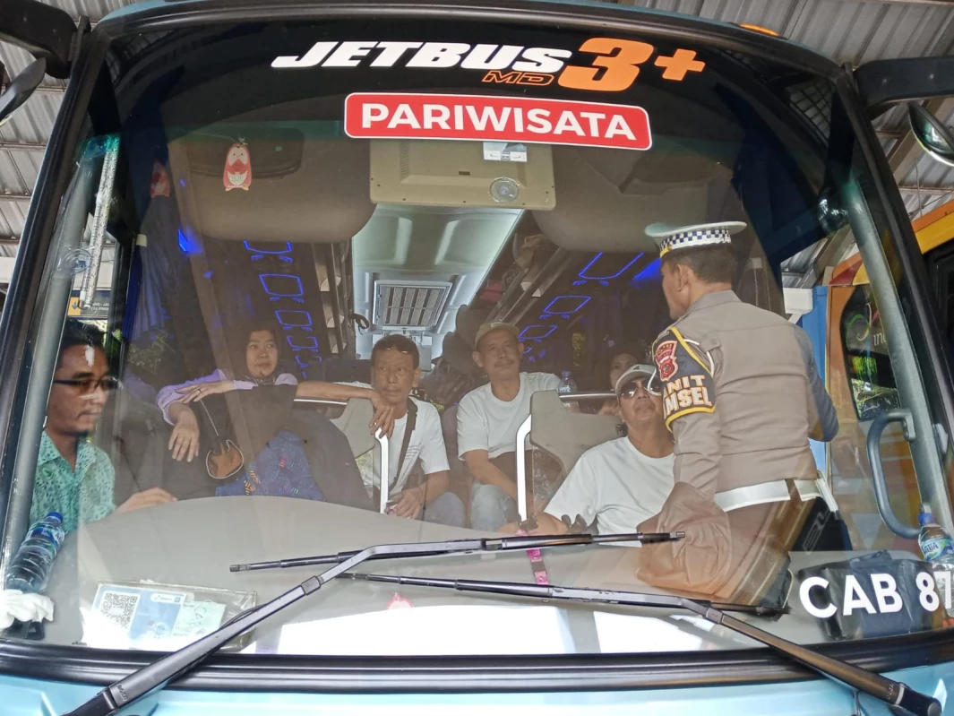 Kanit Kamsel Polres Subang, Ipda Harry Susanto saat memeriksa ramcek kendaraan bus pariwisata. (Cindy Desita/Pasundan Ekspres)