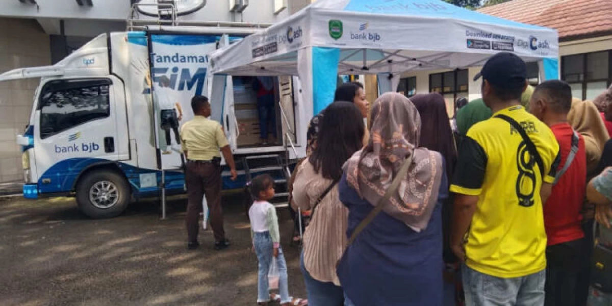 Bank bjb Subang melayani penukaran uang di acara Bazar Ramadhan.