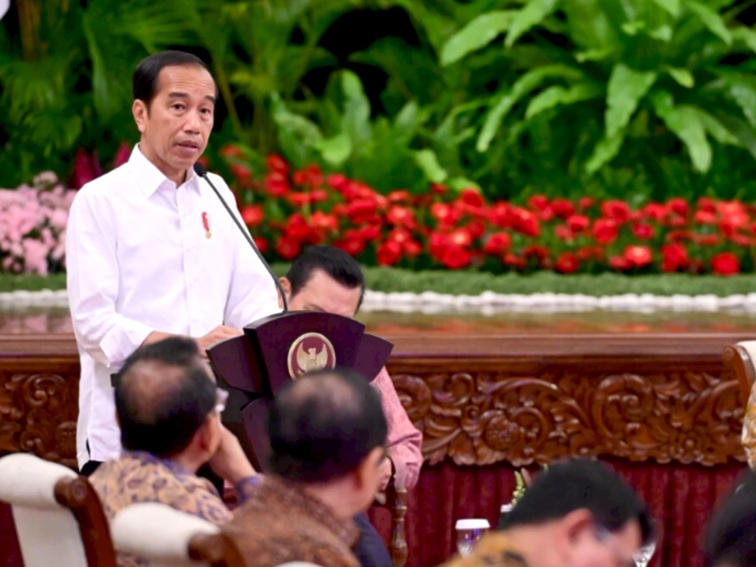 Presiden Joko Widodo menekankan sejumlah poin dalam Sidang Kabinet Paripurna (SKP) bersama para jajarannya yang digelar di Istana Negara, Jakarta, pada Senin, 26 Februari 2024. Foto: BPMI Setpres/Muchlis Jr.