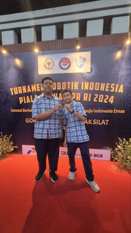 Tim Robotika SMPIT As-Syifa Jalancagak yakni Ryan Hatta Dwitama dan Ryu Galang Ananda Prasisto keluar sebagai juara 3 best point close category.