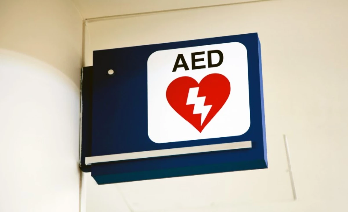 Menyorot Penggunaan AED yang Masih Minim. (Sumber Gambar: https://my.vanderbilthealth.com/aeds/)