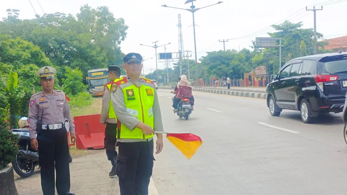 Anggota Polisi Pos PAM Panorama Pamanukan saat mengatur lalu lintas di jalur Pantura Subang.