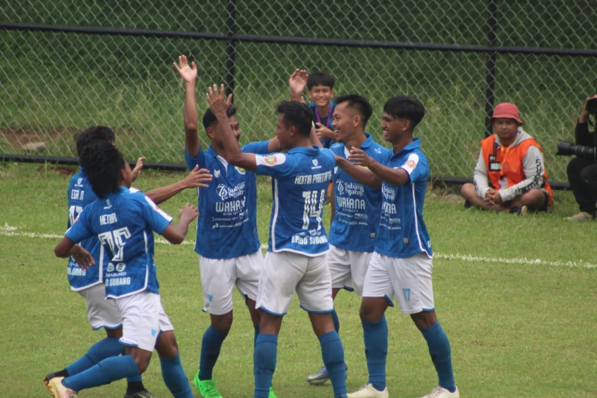 Pemain Persikas Subang merayakan kemenangan usai mencetak gol. Persikas Subang berhasil bantai Caladium FC, unggul 5-2 pada Liga 3 Nasional.
