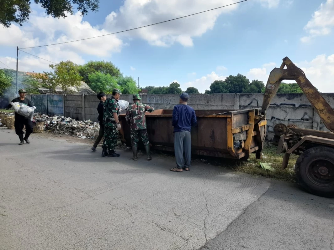 Kepala Desa Kamarung Kiki Akbar bersama turun langsung membersihkan sampah, Jumat (14/6).