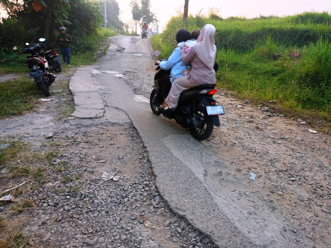 jalan rusak di purwakarta