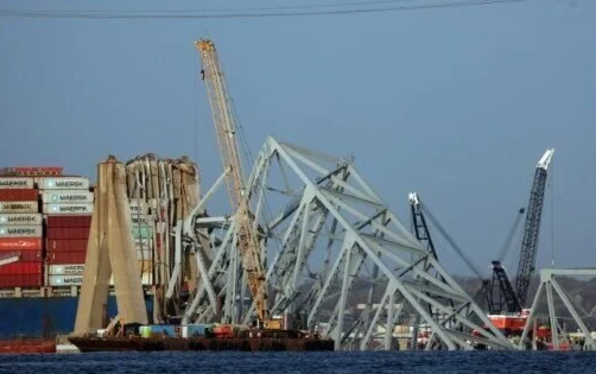 Puing-puing Jembatan Baltimore Mulai Dibersihkan dengan Derek Operasional