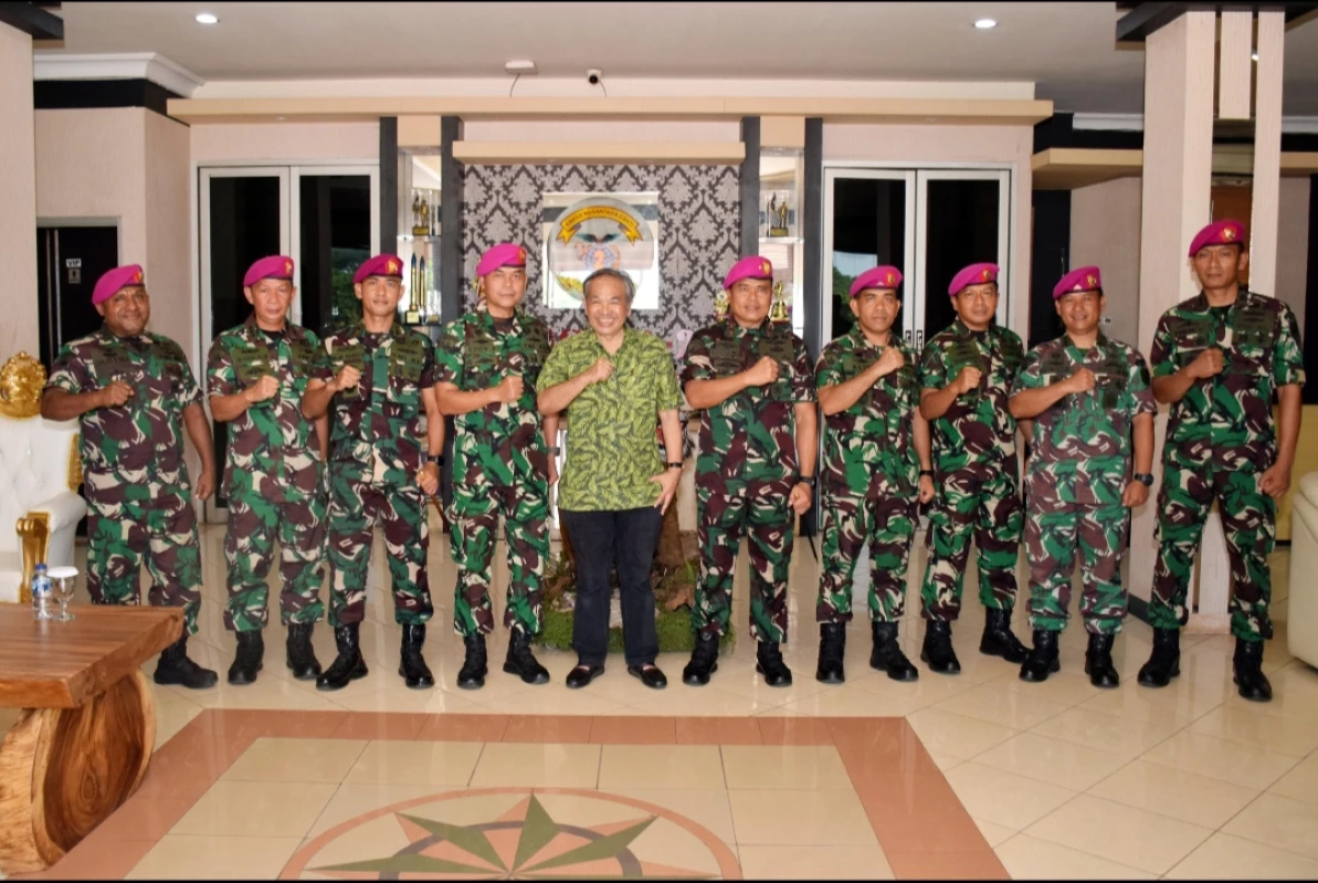 Motivator Nasional Dr Aqua Dwipayana Sampaikan Sharing untuk Mengantisipasi Dampak Negatif Media Sosial kepada Prajurit Pasukan Marininir 2 dan Keluarga