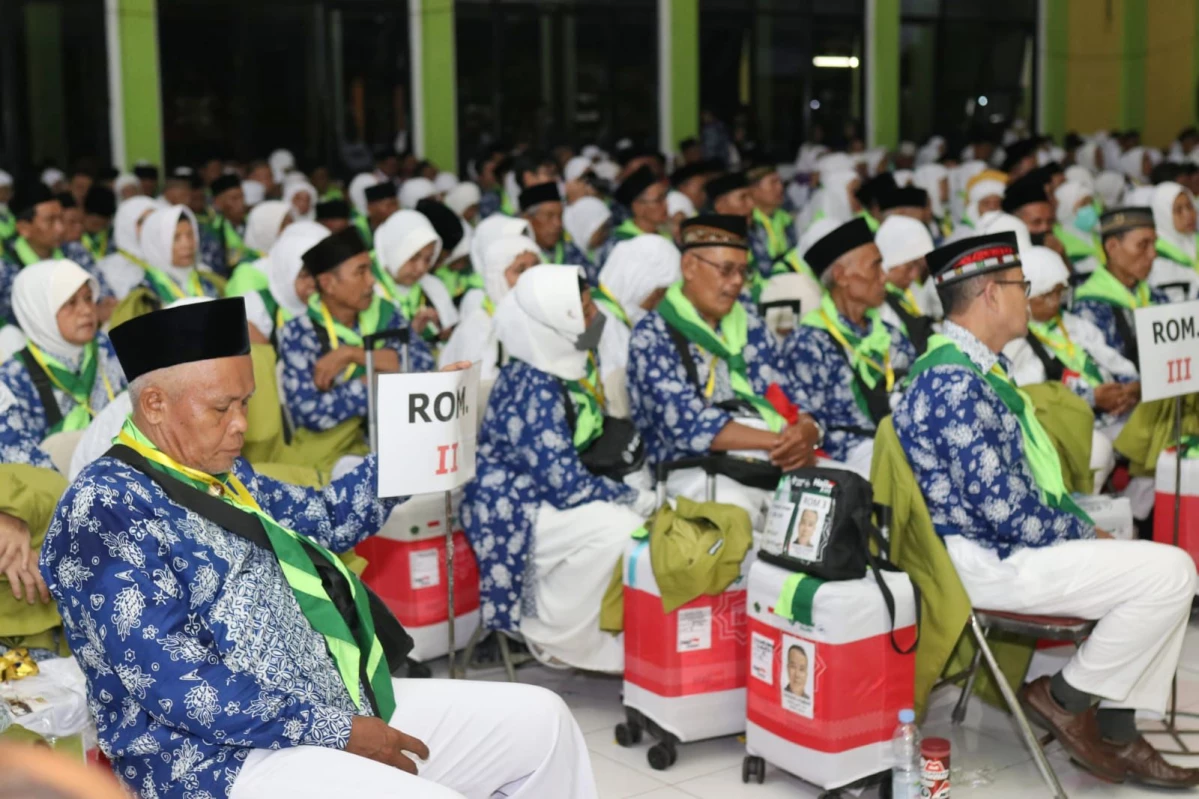 Calon jamaah haji kloter I Kabupaten Subang mulai diberangkatkan di Islamic Center Subang, pada Sabtu (11/5).