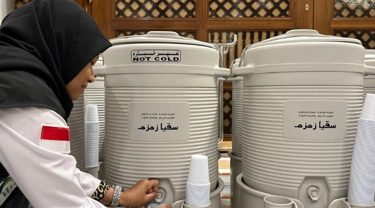 Hindari Risiko Kena Denda, PPIH Ingatkan Jemaah Haji Jangan Bawa Air Zamzam di Koper Bagasi