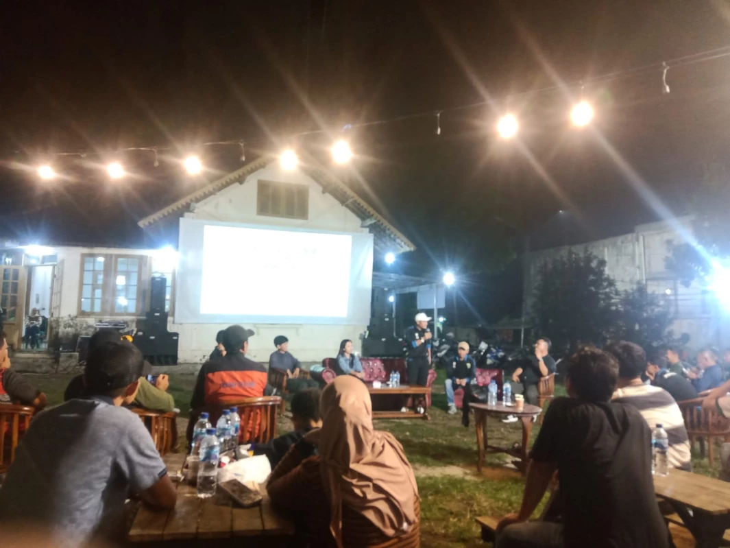 Para pendukung Persikas Subang berkumpul dengan penuh antusias di Gedong Sinder Kasomalang untuk acara "Tepung Ngariung Ngopi Bareng Persikas Subang".