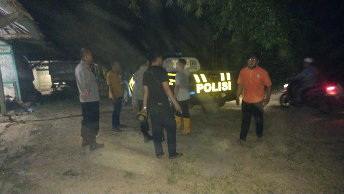 CINDY DESITA PUTRI/PASUNDAN EKSPRES.  Penemuan mayat membusuk di pinggir sungai gegerkan Warga Desa Tanjungsari Barat, Kecamatan Cikaum.