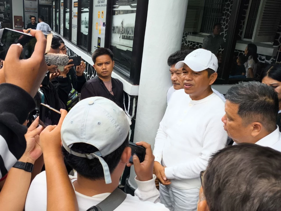 Kang Dedi Mulyadi (KDM) memberikan keterangan pers usai menemui para terpidana kasus tewasnya Vina dan Eky di Lapas Bandung, Selasa (9/7).