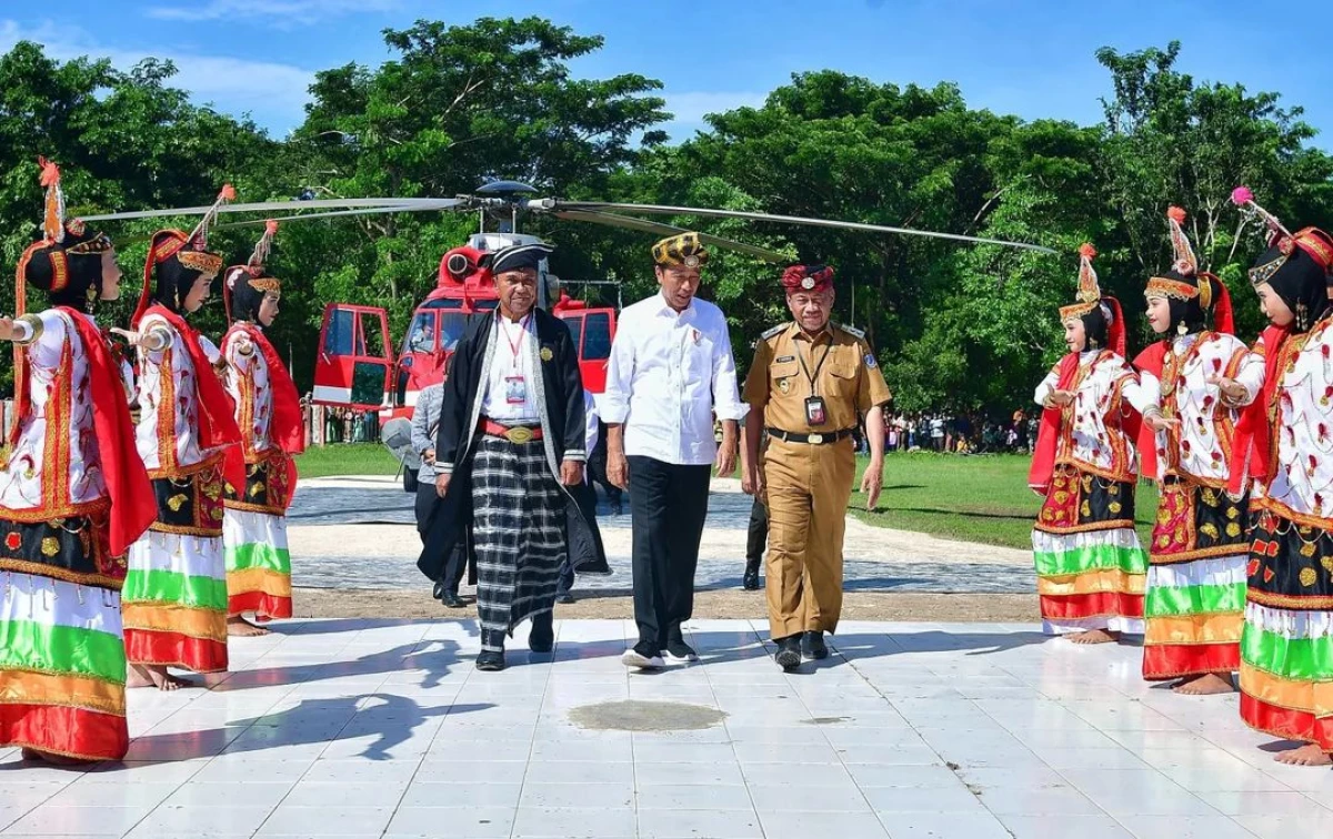 Presiden Jokowi Tinjau Stok Beras dan Bagikan Bantuan Pangan di Muna