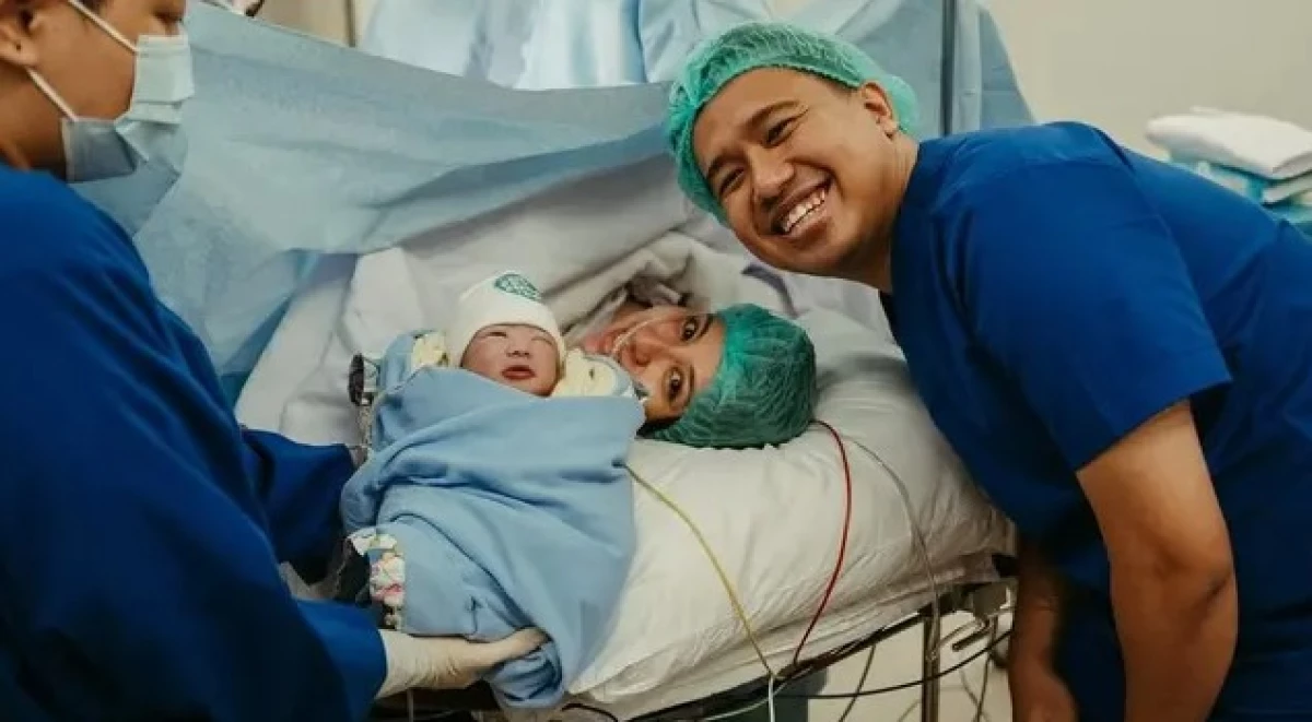 Selamat! Clairine Clay Melahirkan Anak Pertama, Joshua Suherman Kini Jadi Bapak