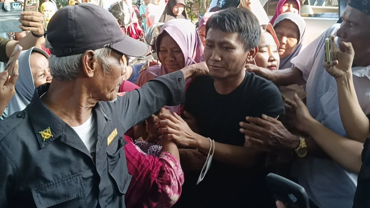 Bebas dari tuduhan kasus Vina Cirebon, Pegi Setiawan disambut ratusan warga di kampung halamannya, Selasa sore (9/7).