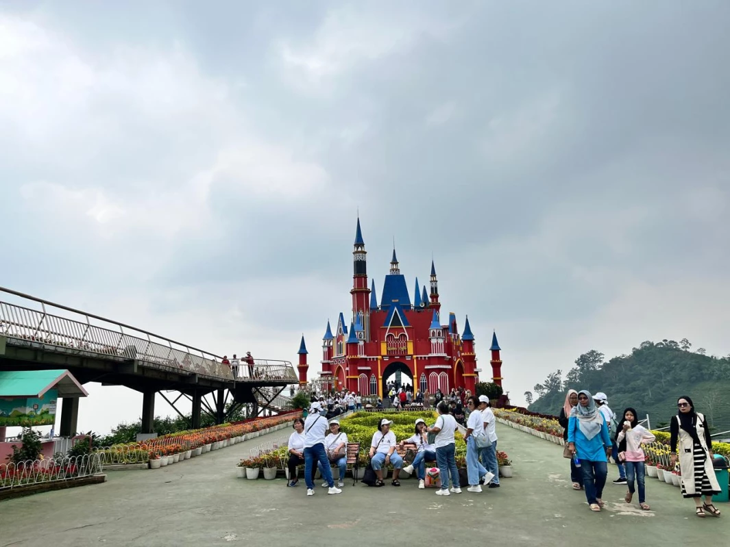 Wisatawan asal saat mengunjungi D’Castello Subang, Sabtu (16/6)