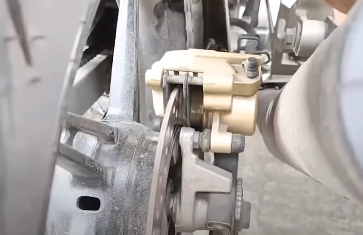 Cara Mengatasi Rem Cakram Belakang Motor Macet, Jangan Panik! Ini Solusinya Tanpa Bongkar Roda
