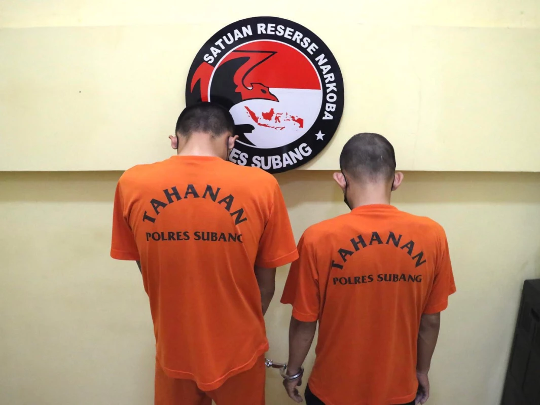 CINDY DESITA PUTRI/PASUNDAN EKSPRES.  Kedua kurir pengedar narkoba saat diamankan di Polres Subang.