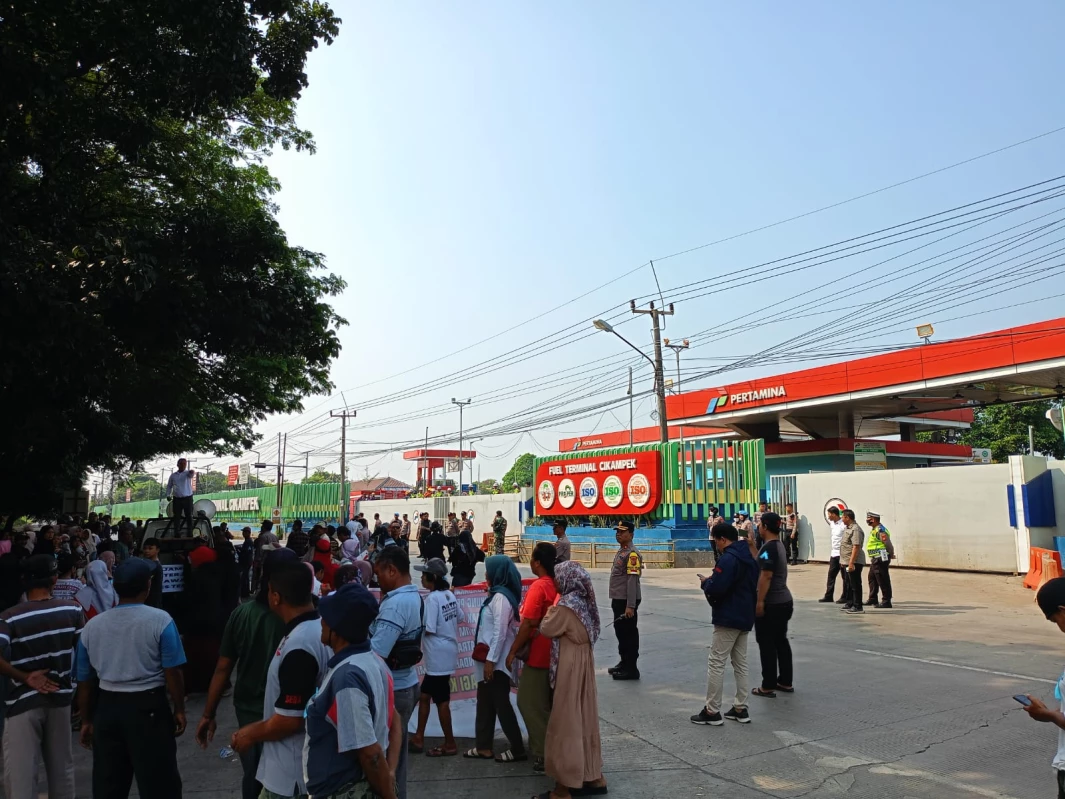Ratusan Warga Depo Pertamina Fuel Terminal Cikampek, Berikut Tuntutannya