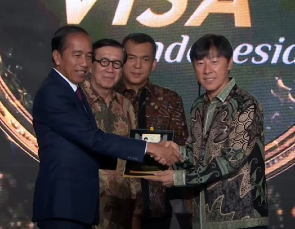 Baru Diluncurkan, Presiden Jokowi Berikan Fasilitas Golden Visa Kepada Shin Tae-yong