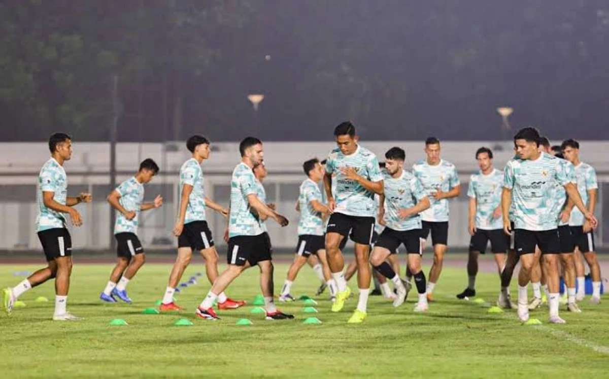 Sejumlah pemain timnas Indonesia menjalani latihan jelang melawan Filipina di Stadion Madya, Jakarta. Sumber (foto.okezone.com)