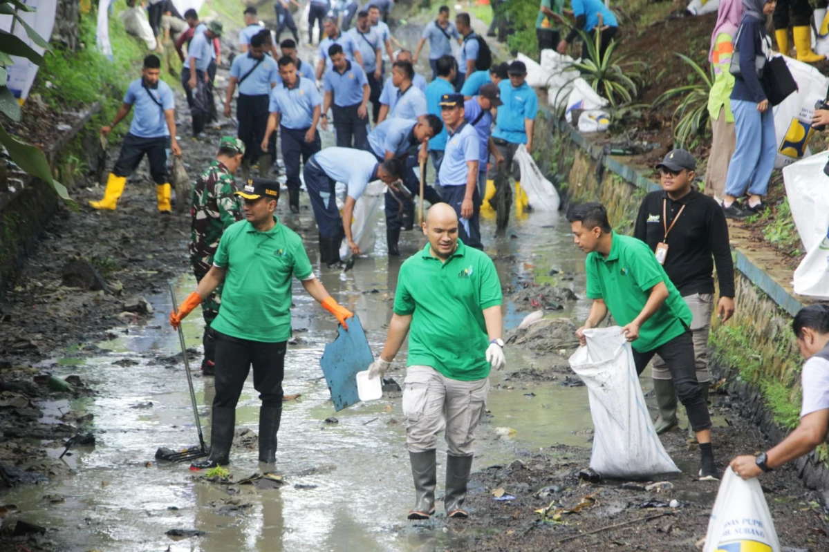Pj Bupati Subang Imran (kiri) bersama  Kadis DLH Hari Rubiyanto (tengah) serta jajaran OPD saat membersihkan sampah di saluran perkotaan.