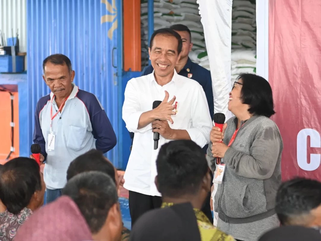 Serahkan Bantuan Pangan di Gudang Bulog Buntok, Presiden Pastikan Kontinuitas hingga Desember