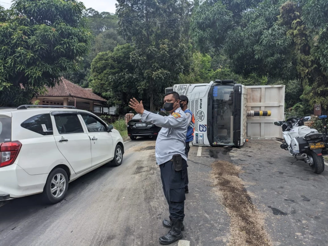 Sebuah truk bermuatan batu terguling di Jalan Raya Cijambe-Subang Subang pada Selasa sore (25/6) pukul 11.30 WIB.