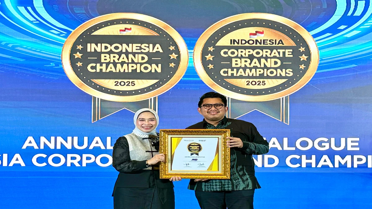 JNE Sabet Penghargaan Indonesia Brand Champion di Infobrand Summit 2025