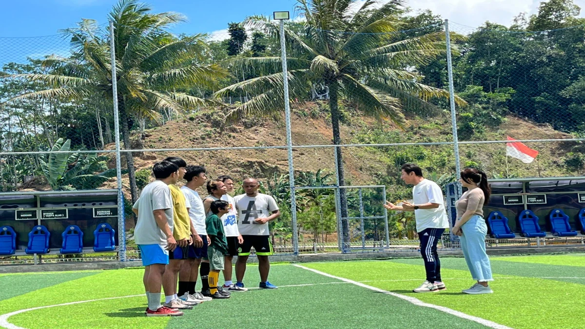 Shooting di Subang, Shin Tae-yong: Lebih Susah Melatih Bola Dibanding Main Film