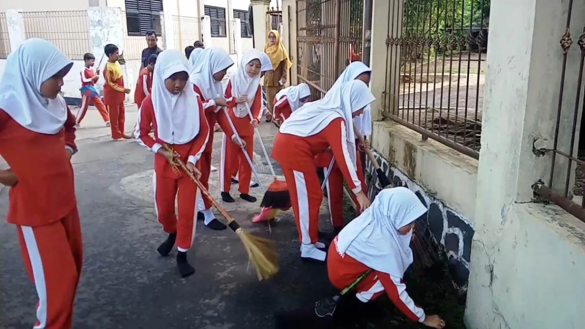 Patut Ditiru! Pelajar SDN 1 Pasawahan Kidul Gotong royong Bersihkan Lingkungan Sekolah