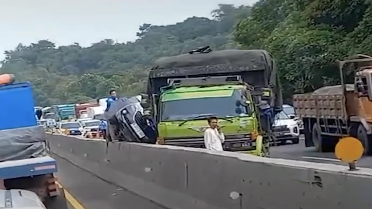 Kecelakaan Maut di Tol Cipularang Km 80 Terjadi Lagi, Avanza Tergencet Truk Akibat Pecah Ban