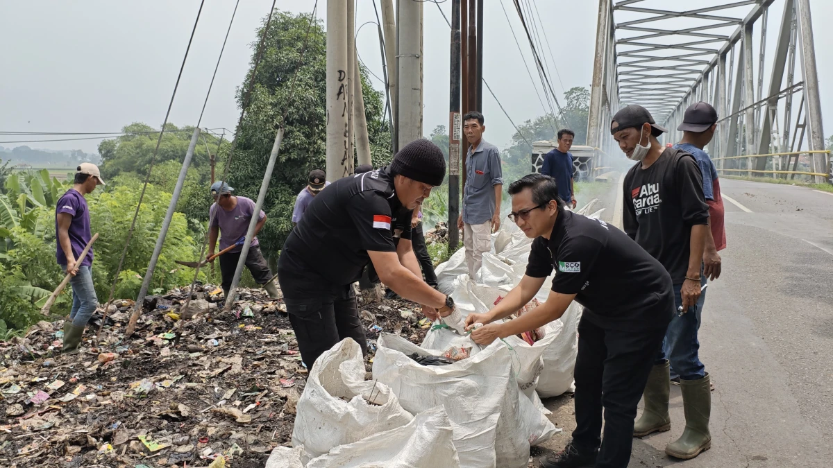 PT Eco Paper Indonesia Gelar Aksi Bersih-bersih Lingkungan di Cibogo