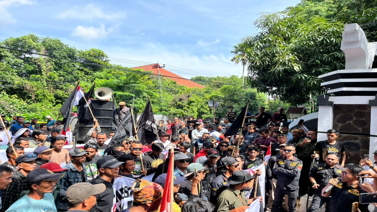 Sejumlah Buruh Tambang di Subang Demo di Depan Kantor DPRD, Situasi Memanas