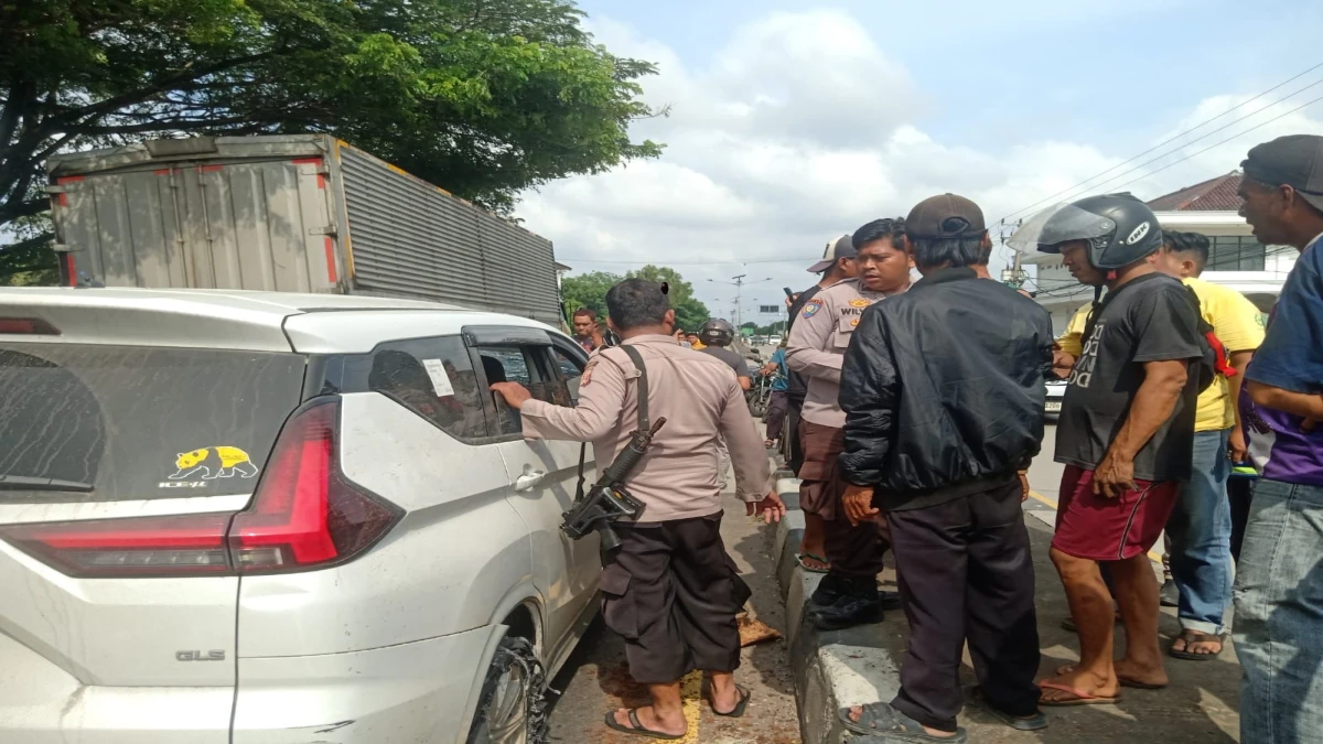 Pengemudi dan Kendaraannya Diamuk Massa Usai Tabrak Tukang Bubur di Pantura