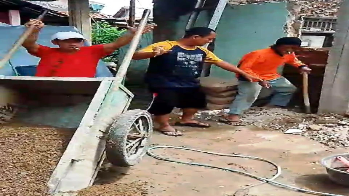Rumahnya Tak Layak Huni di Purwakarta, Warga Tegalmunjul Gotong Royong Perbaiki Rumah Agus