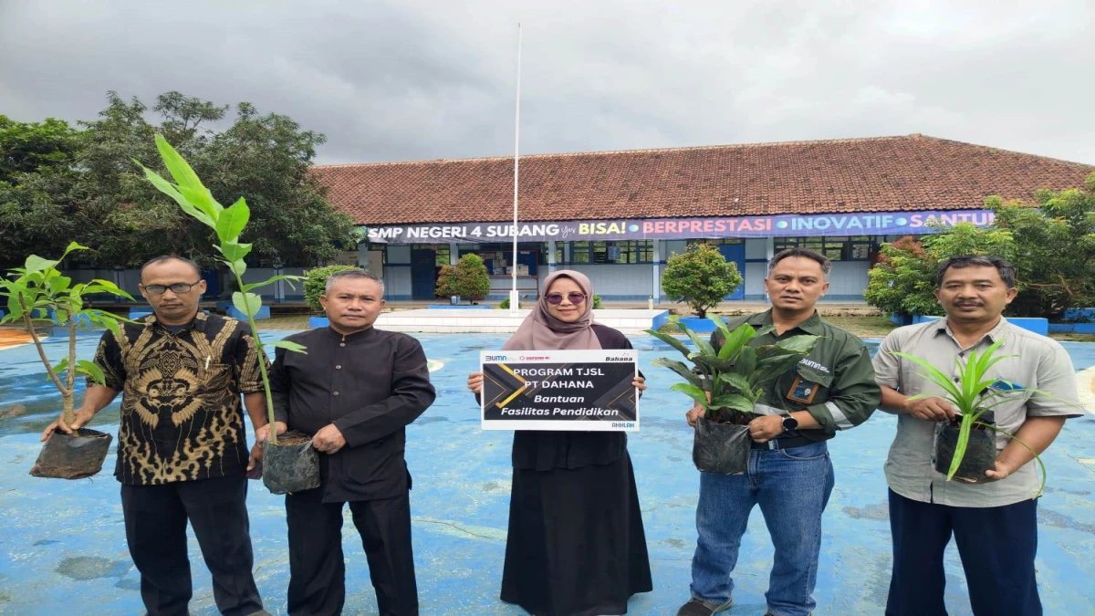 SMPN 4 Subang Terima Bantuan Tanaman untuk Arboretum Sekolah